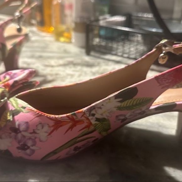 J Renee Pink Floral Bow Pattern Singback Shoe. BRAND NEW NEVER WORN!!! Size 9 M - Picture 3 of 16